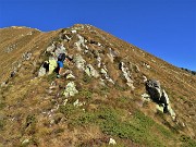 37 All'inizio della cresta sud-est alcuni passaggi impegnativi da salire con uso delle mani